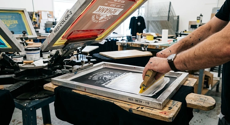 screen printing on dark shirts with white underbase on manual press